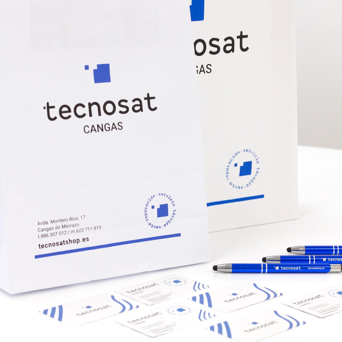 Bolsas, bolígrafos y tarjetas de Tecnosat diseñadas por Estudio Kintek